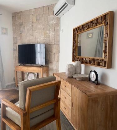 Stylish 2-Beds beach side apart with common pool Post Lafayette