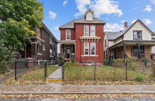 Stylish 2bd DT Laundry and Parking