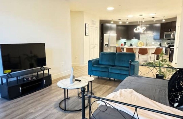 Stylish 2BR – 2mi to Six Flags,La Cantera & Dining