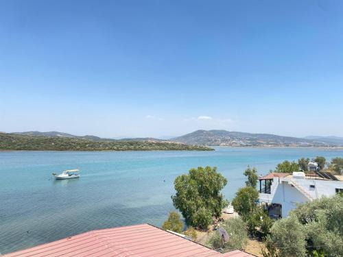 Stylish 2BR Apt Lagoon Views Beach