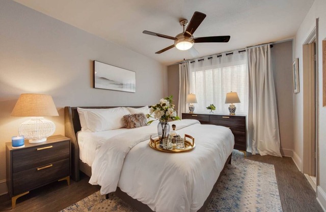 Chic 2BR Condo: Pool View, 77" TV