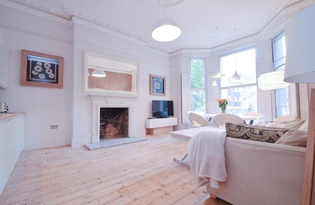 Stylish 2BR Designer Flat Holland Park
