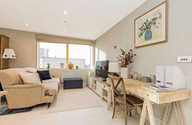 Stylish 2BR flat, 6 min Chiswick Park tube