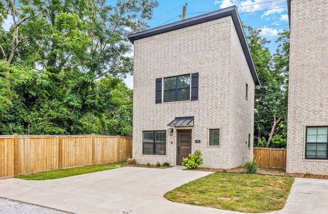 Stylish 2BR Home Near University of Arkansas