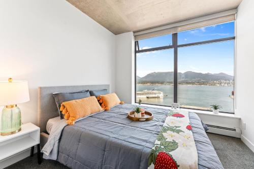 Stylish 2BR Loft in Historic Gastown with Mountain Views