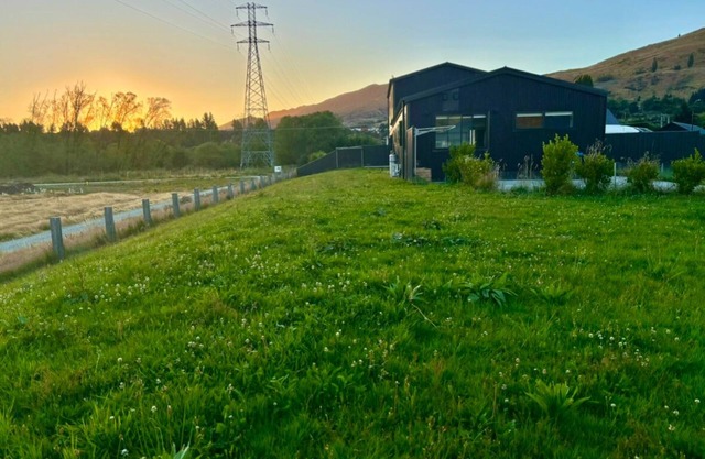 Stylish 2BR: Mountain Views & Prime Location
