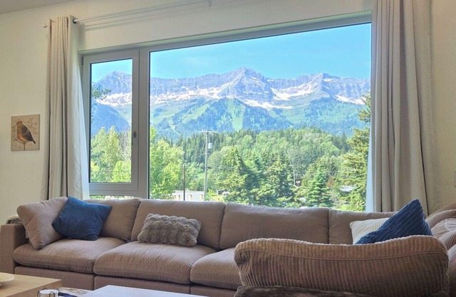 Stylish 2BR | River & Views | 5 Min Fernie and Resort