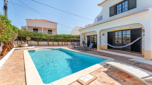 Stylish 3 BDR Retreat with Pool by LovelyStay
