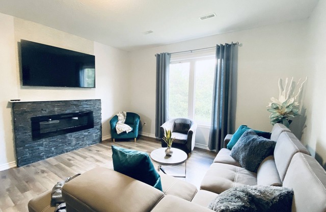Stylish 3 Bdrm house- king bed, Netflix, parking