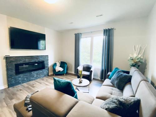Stylish 3 Bdrm house- king bed, Netflix, parking