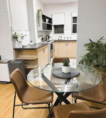 Stylish 3 Bed Apartment - Free Parking