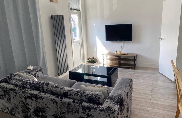 Stylish 3 Bed Seaside Apartment Central Southend Location & Steps from the Beach
