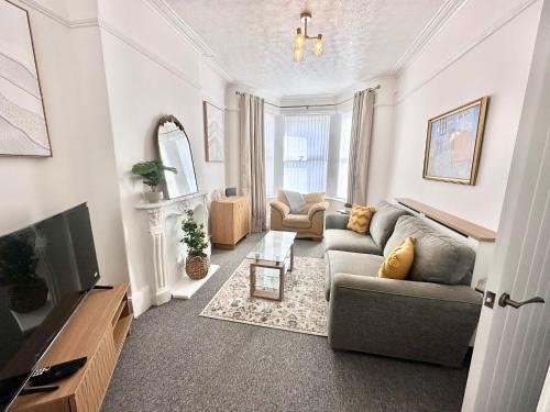 Stylish 3 Bed Home Near Oxton Village & Liverpool