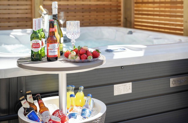 Stylish 3-Bed Retreat with Hot Tub & Garden | Near Perth City Centre