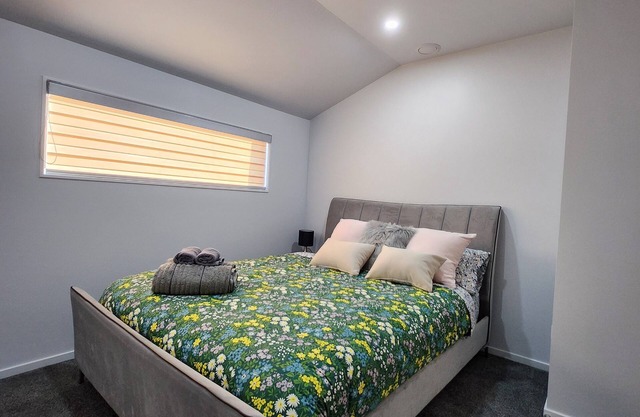 Stylish 3 Bed Rooms Retreat Near Auckland Airport, Papatoetoe Location