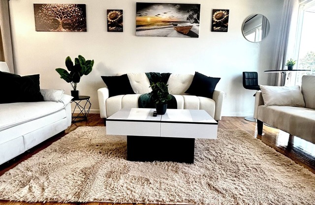 Stylish 3-bedroom 2-bath unit. Sleeps 10+. Close to NYC and EWR airport.