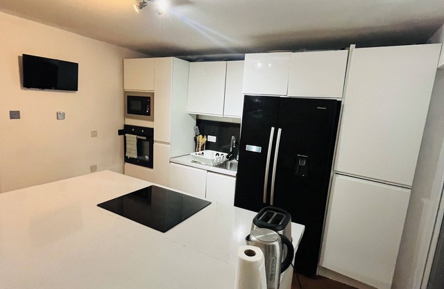 Stylish 3 Bedroom + 2 Bathroom Townhome near Central Milton Keynes with Balcony