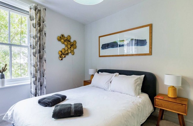 Stylish 3 bedroom apartment in Southfields