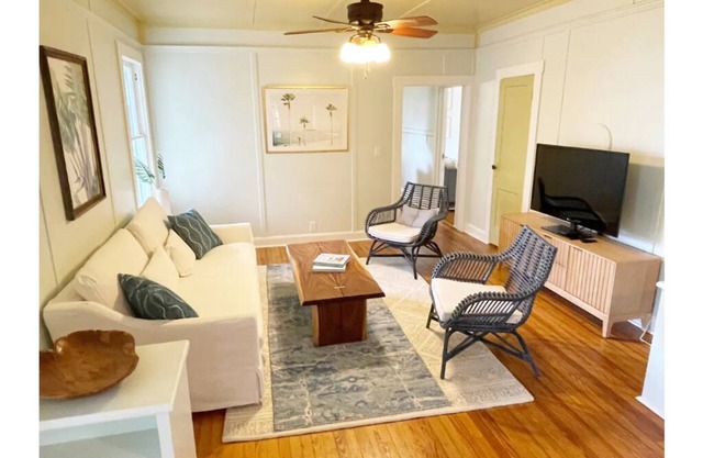 Stylish 3-bedroom bungalow 8 blocks from downtown