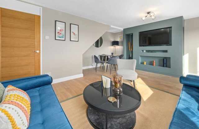 Stylish 3 Bedroom Home+Garden