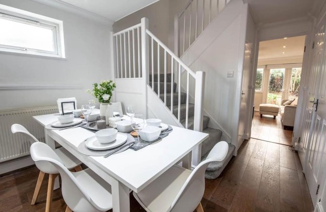 Stylish 3 Bedroom House close to Streatham Hill station