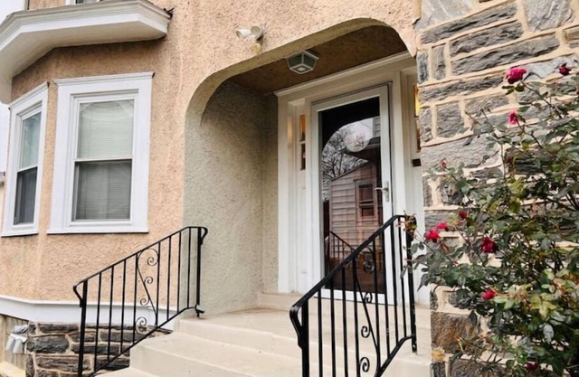 Stylish 3 bedroom in Suburbs | Very Walkable Area
