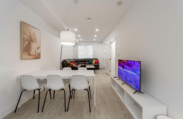 Stylish 3 Bedrooms Townhouse Perfect for Family's Trip