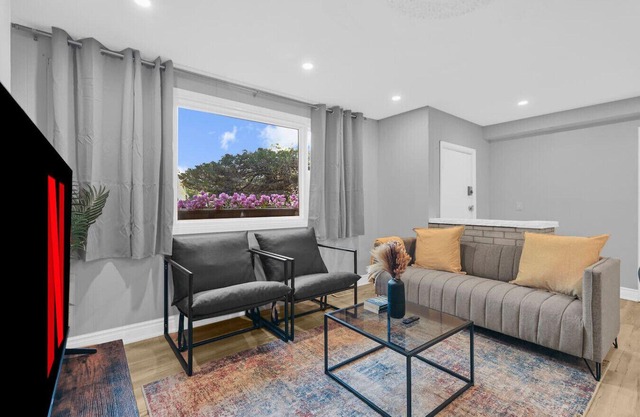 Stylish 3 BR Apt w/ Free Parking, Wifi & Patio