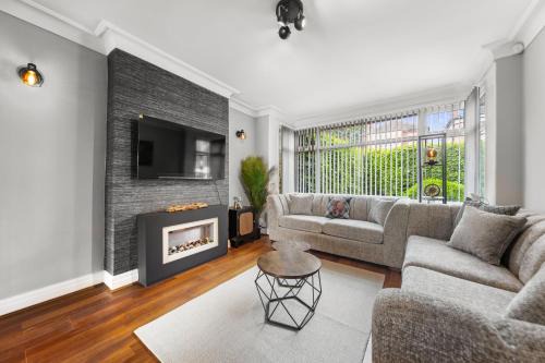 Stylish 3-BR Home-Driveway, Sky-TV-Free WiFi