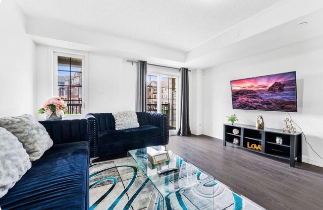 Stylish 3 BR Townhouse in Oshawa