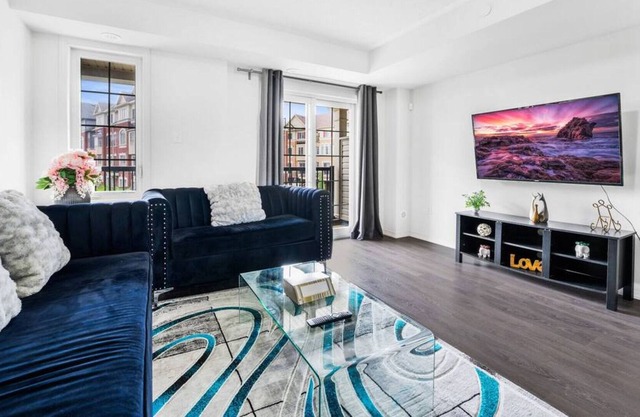 Stylish 3 BR Townhouse in Oshawa