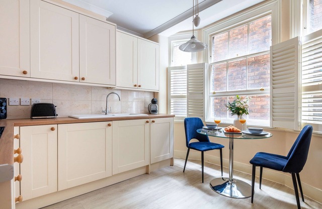 Stylish 3BR 2BA in Mayfair by Hyde Park
