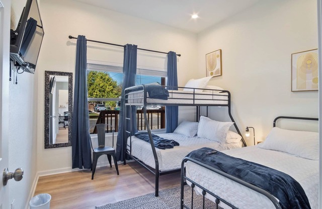 Stylish 3br/2ba Urban Retreat Near Lively Downtown
