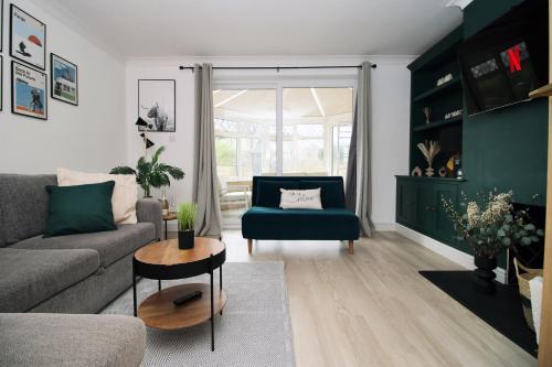 Stylish 3BR Bath Home, Sleeps 6, Driveway Parking, Families and Contractors