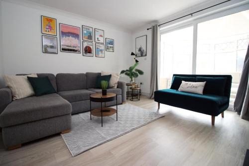 Stylish 3BR Bath Stay, Driveway Parking, Ideal for Families and Contractors