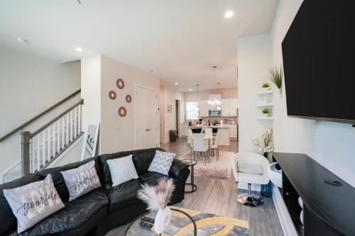 Stylish 3BR Home in CLT, Close to Downtown, Airport, WFH & Parking & Family Friendly & Business Ready