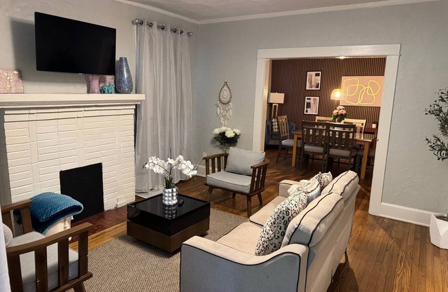 Stylish 3BR Home Sleeps 8 w/ Grill – Near CrossPlex & Downtown