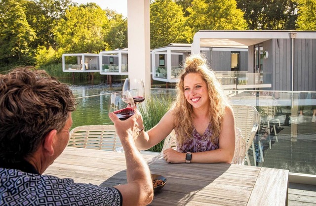 Stylish 4+1-person lodge with a terrace extending over the lake, luxury kitchen, walk-in shower and air conditioning.