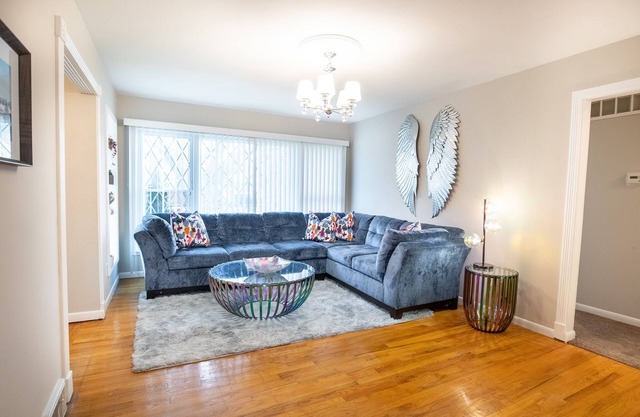 Stylish 4 Bdrm with Entertainment Room and Bar by Royal Oak
