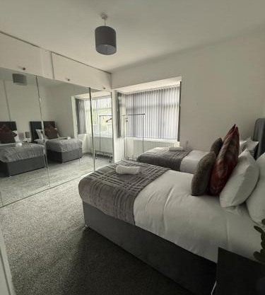 Stylish 4 Bed for long and short term stays