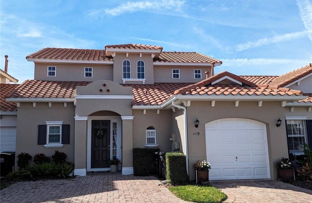 Stylish 4 bedroom/3.5 bath home, private west-facing pool, Disney 8 miles