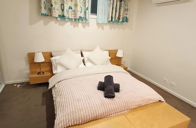 Stylish 4 bedroom 3 bathroom lakeside townhouse
