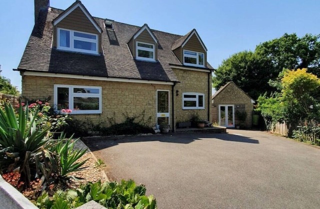 Stylish 4 bedroom family house in the Cotswolds