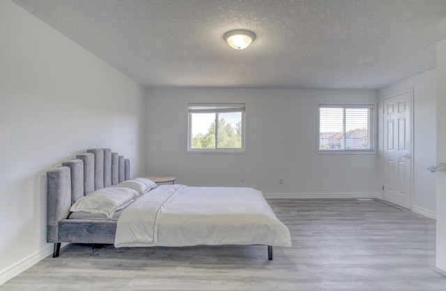 Stylish 4 Beds House with Ravine Backyard