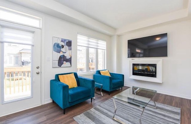 Stylish 4BR Home in Waterdown, Burlington, Hamilton