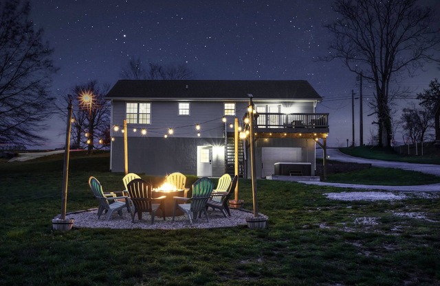 Stylish 4BR Getaway | Hot Tub Fire Pit