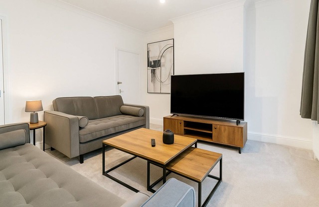 Stylish 4BR Home in Dudley – Perfect for Families & Contractors