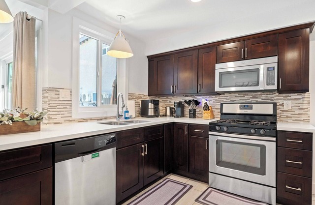 Stylish 4BR Home Near Glendale, Hollywood & DTLA