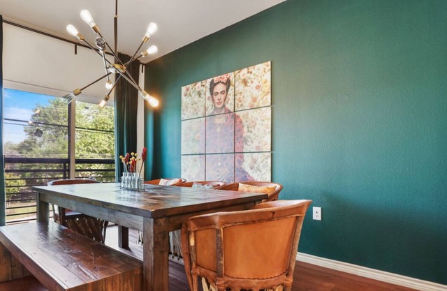 Stylish 4BR with Smart TV and Free Garage Parking