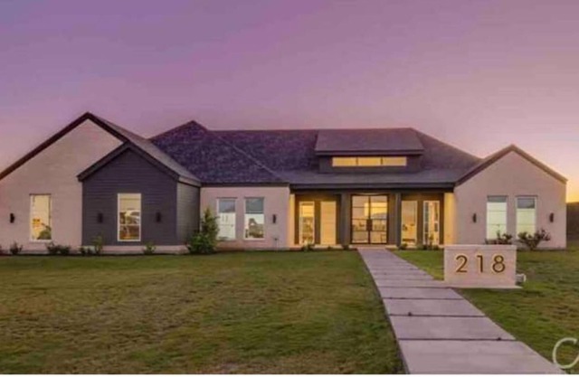 Stylish 5br gem w/outdoor theater and slide